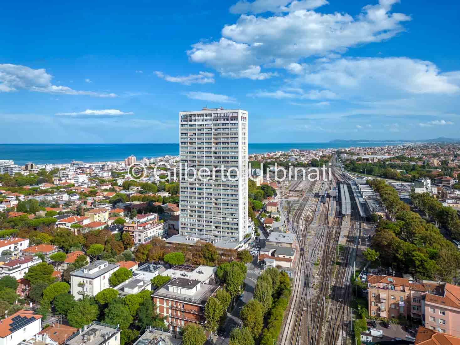 grattacielo e stazione